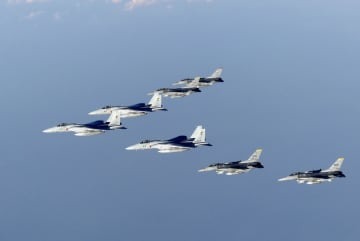 日本海で共同訓練する自衛隊と米軍の戦闘機＝18日（防衛省統合幕僚監部提供）