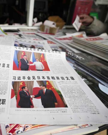 北京市内の売店に並ぶ、日中首脳会談について報じる中国紙＝18日（共同）