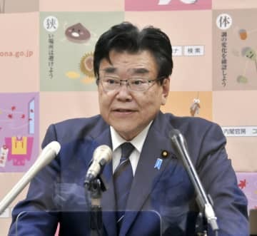 記者会見する後藤経済再生相＝18日午後、東京都千代田区