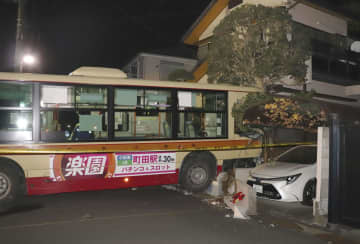 住宅に突っ込んだ路線バス＝18日午後11時、東京都町田市