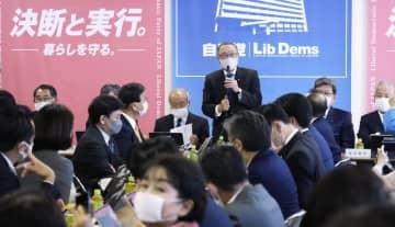 自民党税制調査会であいさつする宮沢洋一会長（奥）＝18日午後、東京・永田町の党本部