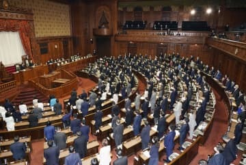 衆院小選挙区定数「10増10減」を反映した改正公選法を可決、成立した参院本会議＝18日午前