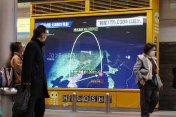 北朝鮮がICBM級の弾道ミサイルを発射したことを伝える大型モニター＝18日夜、札幌市