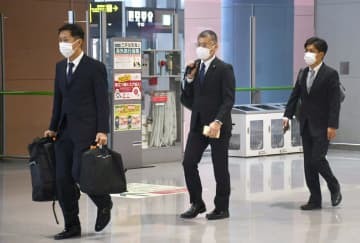 ブラジルに向かう大阪府警の捜査員＝19日午後、関西空港