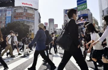 東京・渋谷のスクランブル交差点を行き交う人たち