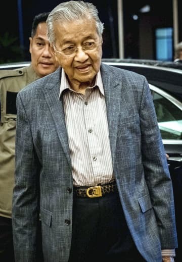 19日、マレーシア・プトラジャヤの事務所に到着したマハティール元首相（共同）