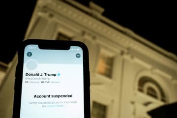 トランプ大統領のツイッターのアカウント凍結が表示されたスマートフォンの画面＝21年1月、ワシントン（ロイター＝共同）