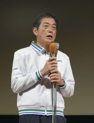 愛媛県知事選で4選を確実にし、支援者らにあいさつする中村時広氏＝20日夜、松山市