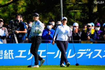 名勝負を繰り広げた鈴木愛（右）と藤田さいき（撮影：鈴木祥)