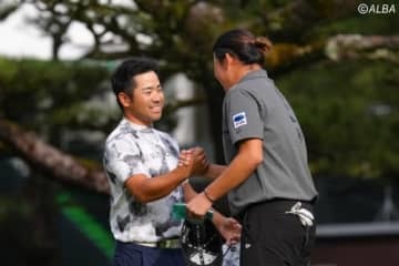 賞金王にも近づく今季4勝目を挙げた比嘉一貴（左）が世界ランクもアップ（撮影：米山聡明)