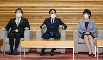 閣議に臨む（左から）林外相、岸田首相、高市経済安保相＝22日午前、首相官邸