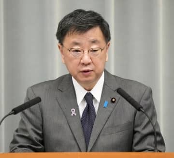 記者会見する松野官房長官＝22日午前、首相官邸