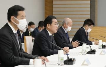 「資産所得倍増プラン」を議論する分科会の初会合であいさつする岸田首相（左から2人目）＝17日午後、首相官邸