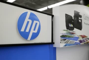 店頭に掲げられた米HPのロゴマーク＝米マサチューセッツ州（AP＝共同）