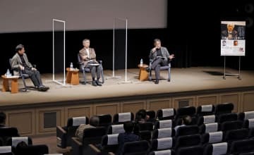 佐藤忠男さんをしのび開催された講演会＝23日午後、福岡市