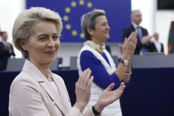EUのフォンデアライエン欧州委員長（左）＝22日、仏ストラスブール（AP＝共同）
