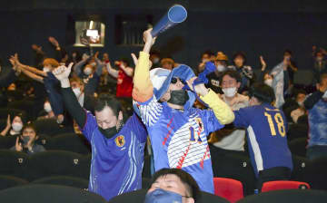 広島県府中町のパブリックビューイングで、日本が同点に追い付き喜ぶサポーター＝23日深夜