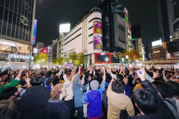 サッカーW杯カタール大会の初戦でドイツに勝利し盛り上がる人ら＝24日未明、東京・渋谷