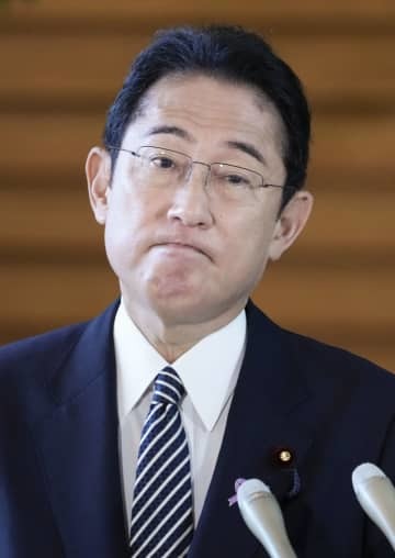 記者団の取材に応じる岸田首相＝24日午前、首相官邸