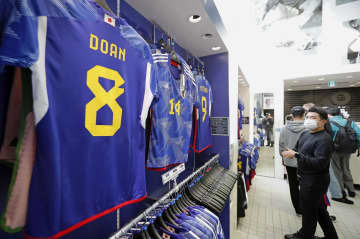 「サッカーショップKAMO　原宿店」で販売されている日本代表のユニホーム＝24日午後、東京都渋谷区