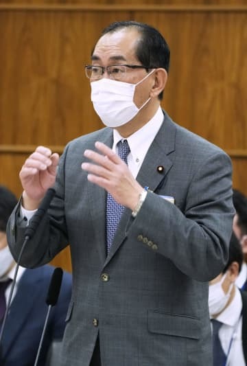 参院総務委員会で答弁する松本総務相＝24日午後