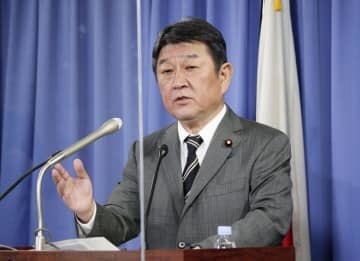 与野党6党の幹事長・書記局長会談後、記者団に内容を説明する自民党の茂木幹事長＝24日午後、東京・永田町の党本部