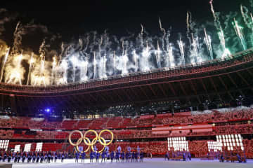 東京五輪開会式のアトラクションに登場した五輪マークと打ち上げられた花火＝2021年7月、国立競技場