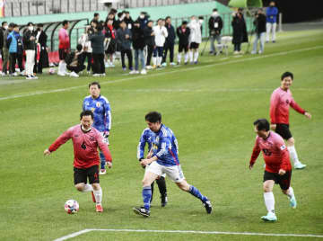 26日、ソウルで開かれた日本と韓国の超党派国会議員によるサッカーの親善試合（共同）