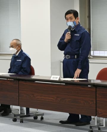 鹿児島県庁で開かれた鳥インフルエンザの対策本部会議で発言する塩田康一知事（右）＝17日午後