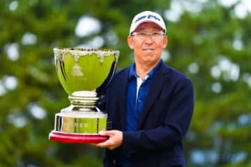 うれしいシニア初優勝を挙げた渡部光洋（提供：日本プロゴルフ協会）