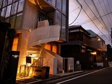 表のプラチナ通りの喧騒が、嘘のように静まり返る住宅街にひっそりと佇む『三和』。和食店のような屋号は、祖父が営んでいた機織りと染色の会社に由来。店、客、生産者の3つの関係を大切にしたいとの思いも込められる