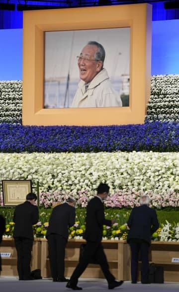 京都市で開かれた稲盛和夫さんのお別れの会＝28日午前