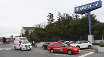 事故があった「チヨダウーテ」の工場から出る救急車両＝28日午後、三重県川越町