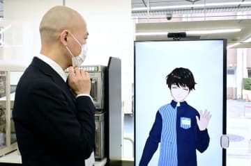 近未来型の「グリーンローソン」で、カメラの前に立つ男性と対話するアバター（奥）＝28日、東京都豊島区