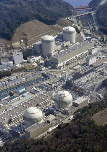 関西電力高浜原発。奥右から1号機、2号機、手前右から3号機、4号機＝福井県高浜町