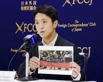 記者会見で話す久保田徹さん＝28日午後、東京都千代田区