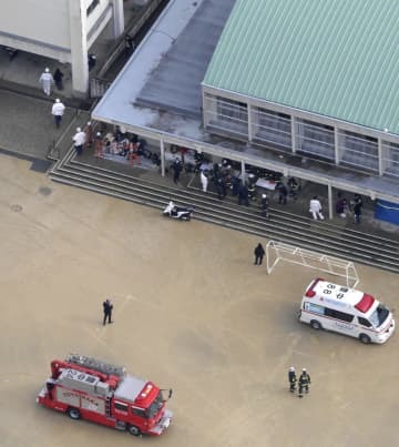 異臭騒ぎがあった大阪府豊中市の市立豊南小＝29日午前10時59分（共同通信社ヘリから）