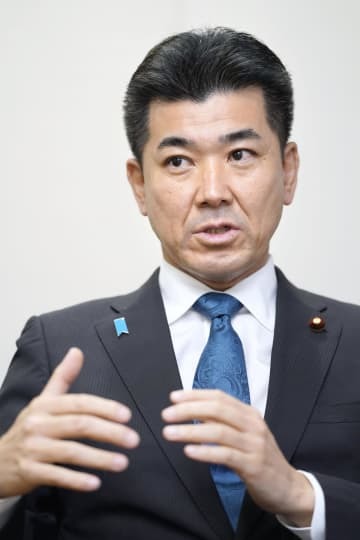 インタビューに答える立憲民主党の泉代表