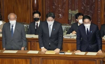 衆院本会議で2022年度第2次補正予算案が可決し、一礼する岸田首相（右）＝29日午後