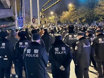 北京市中心部で中国の厳格な新型コロナ対策に抗議する市民を警戒する大量の警官ら＝28日未明（共同）