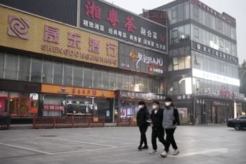 新型コロナ対策で店内飲食を取りやめ、人けが少ない飲食店街＝24日、北京（共同）