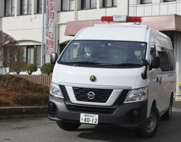 送検のため長野県警塩尻署を出る、丸山大輔容疑者を乗せた車＝30日午後0時31分