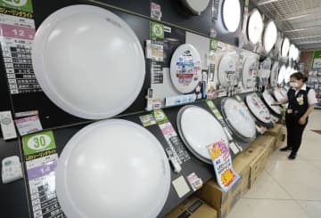 7月、電気代の値上がりが続く中、節電のため多くの商品の照明が消された売り場＝福岡市