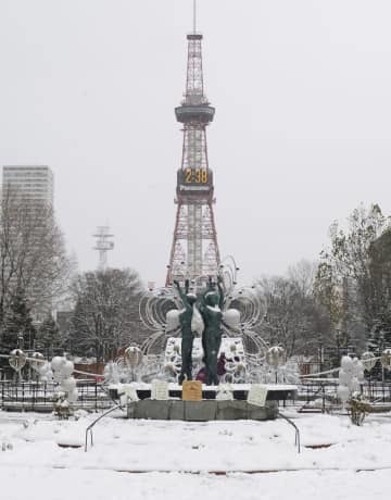 雪が積もった札幌市中心部＝1日午後