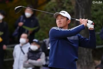 単独首位を走っている24歳・岩崎亜久竜（撮影：米山聡明)