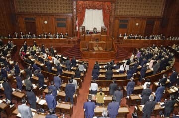 2022年度第2次補正予算を可決、成立させた参院本会議＝2日午後