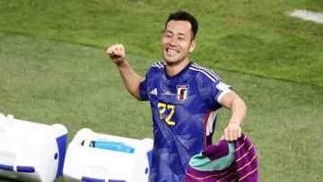 「君は誇りだ、日本おめでとう」 W杯日本代表の吉田麻也、世界的監督がハグで祝福！