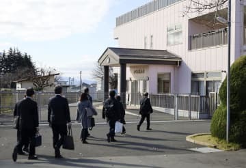 静岡県裾野市の私立「さくら保育園」に特別監査に入る県と市の職員ら＝3日午前