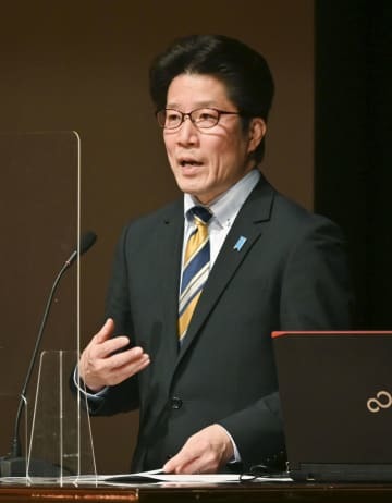 講演する「北朝鮮による拉致被害者家族連絡会」代表の横田拓也さん＝3日午後、福岡県大川市