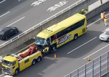 浜松市の新東名高速道路上り線で大型トラックと衝突した高速路線バス＝4日午前10時50分（共同通信社ヘリから）